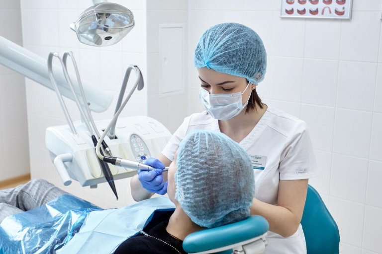 Стоматолог терапевт: кто это, что делает и что лечит